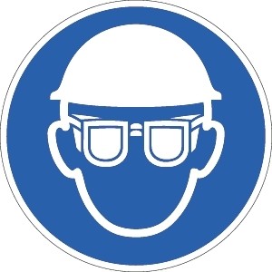 Helm und Sichtschutz tragen